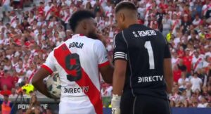 Miguel Ãngel Borja en River Plate vs. Boca Juniors pullÃ³ a Chiquito Romero (video)